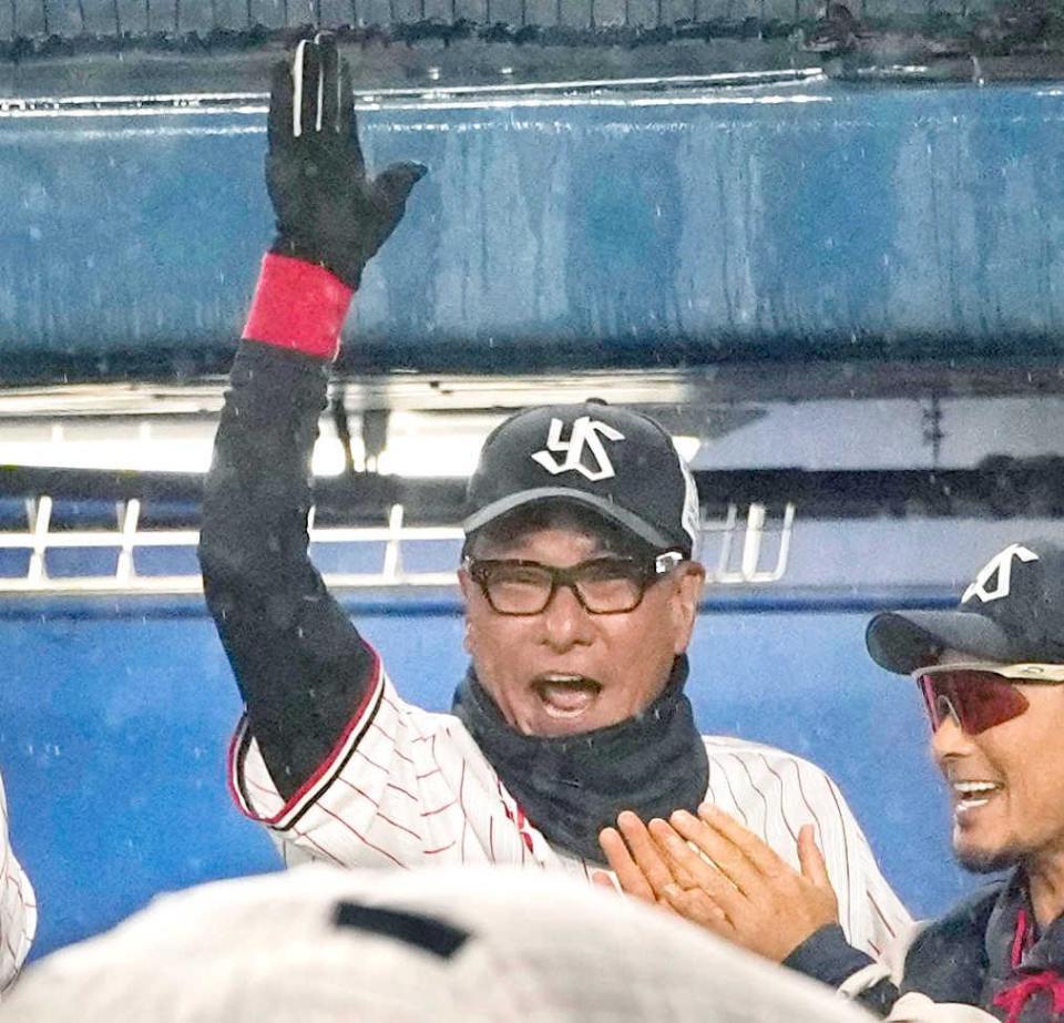 　５回、古賀の決勝打を喜ぶ池山監督