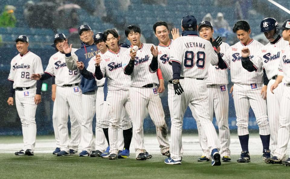 　降雨コールドゲームでＤｅＮＡに勝利し、池山監督（８８）と喜ぶヤクルトナイン
