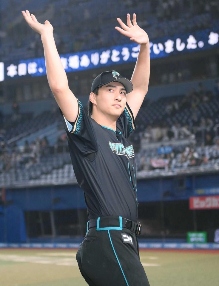 　今季初勝利を挙げ、声援に応える達（撮影・開出牧）