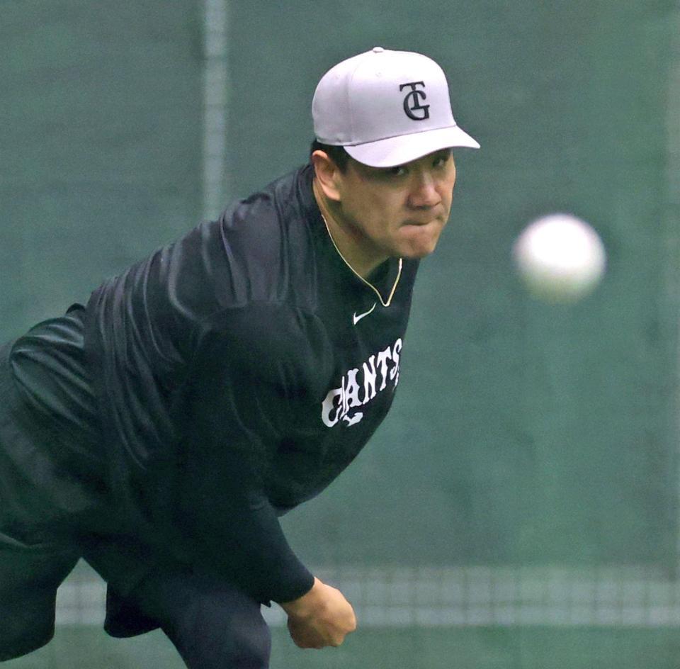 室内練習場のブルペンで投げ込む田中将（撮影・立川洋一郎）