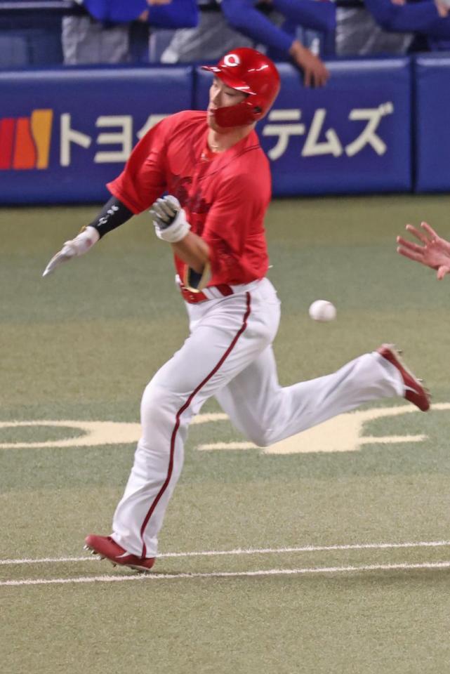 ２回、中村奨の打球をマラーが一塁へ送球するも悪送球となり先制を許す