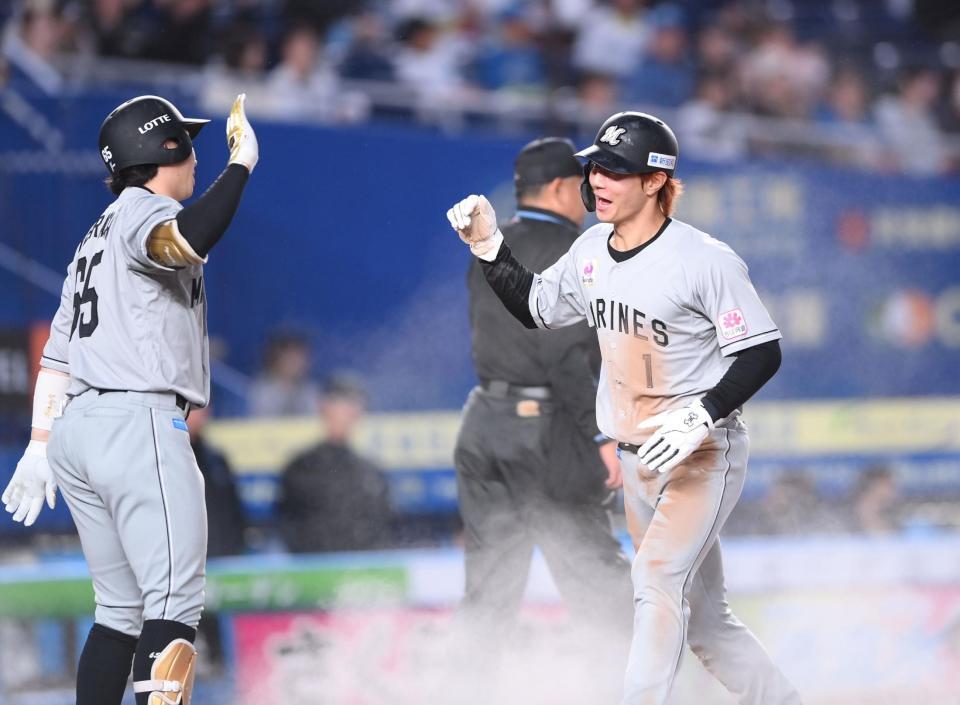 １回、西川の右前打と敵失に乗じて先制のホームに滑り込み寺地（左）とタッチを交わす藤原（撮影・開出牧）