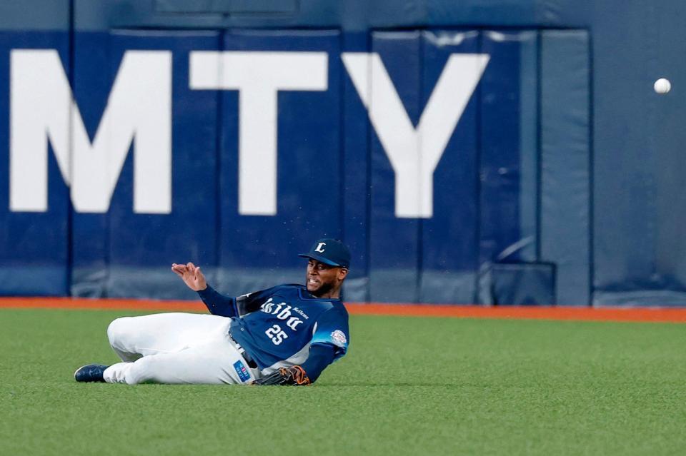 ５回、来田の打球に右翼手カナリオが飛びつくが捕球できず適時三塁打となる