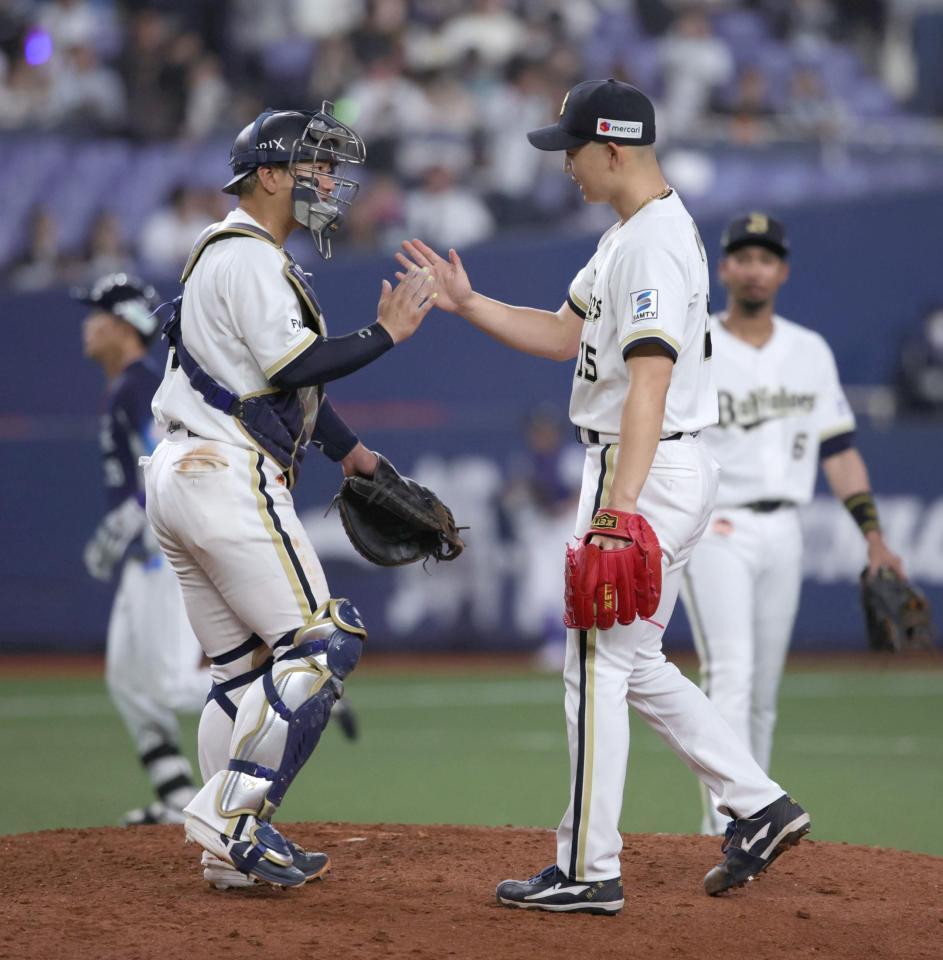 プロ初セーブをあげた椋木は森友とタッチを交わす（撮影・坂部計介）