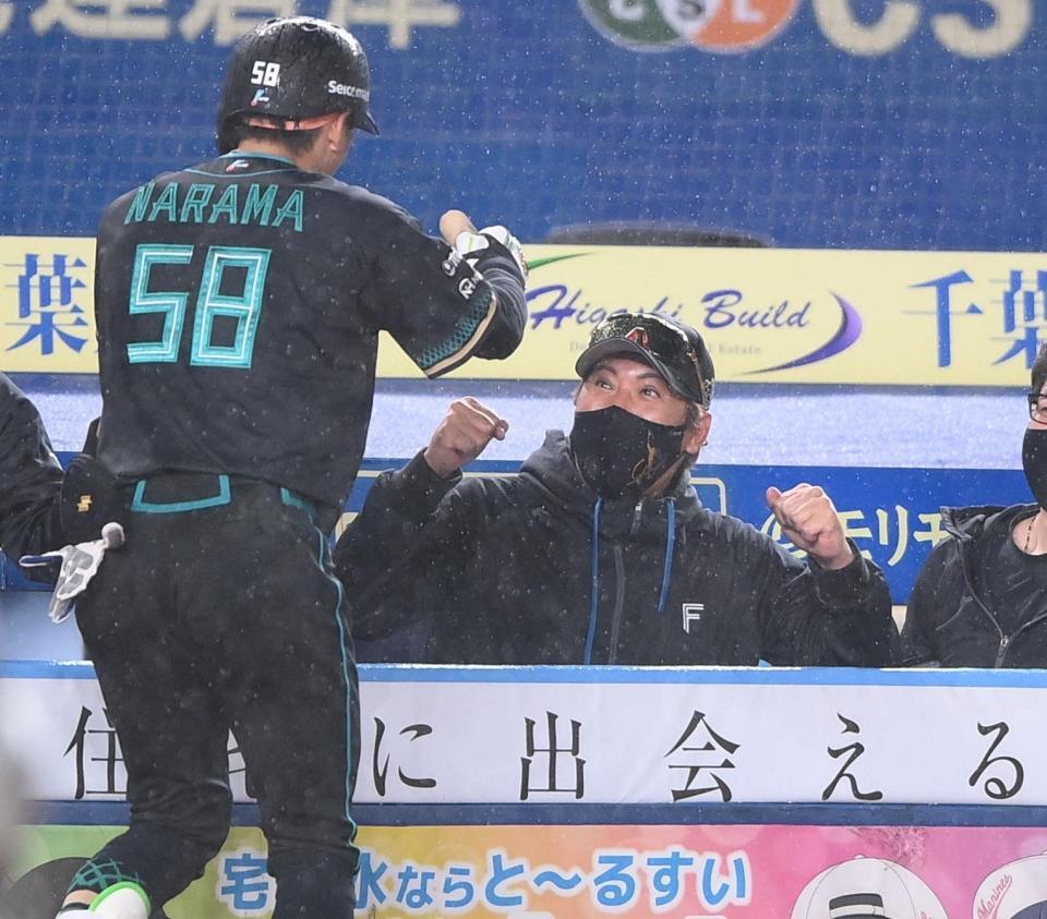 ３回、同点の左越え２ランを放った奈良間（左）をガッツポーズで迎える新庄監督（撮影・開出牧）