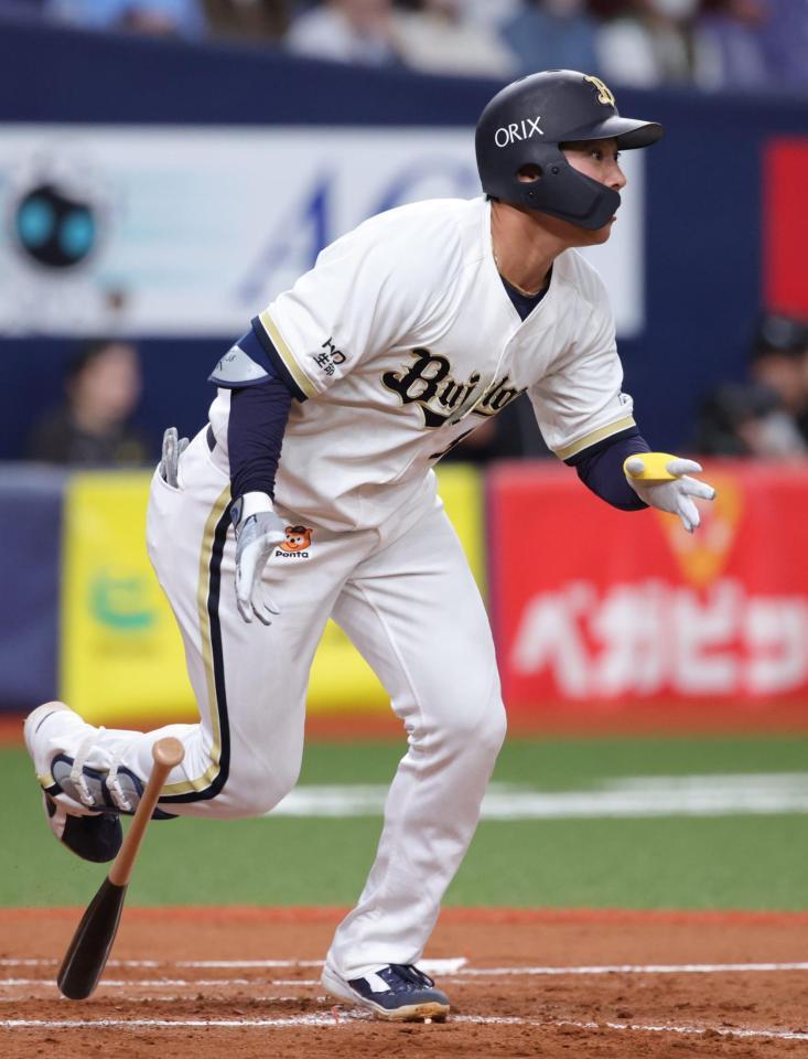 ５回、来田は右翼線に適時三塁打を放つ（撮影・坂部計介）