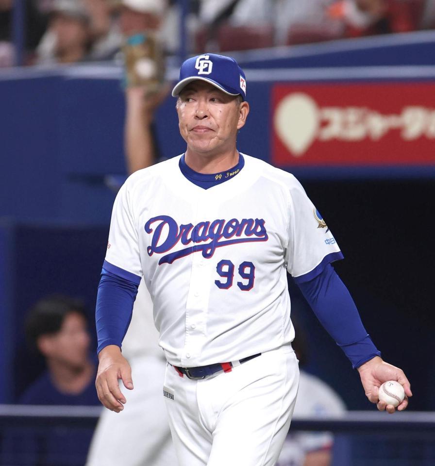 ６回途中、マウンドに向かう井上監督（撮影・北村雅宏）