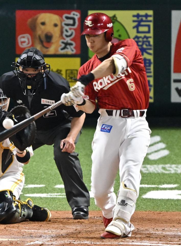 ８回、左越え勝ち越しソロ本塁打を放つ村林