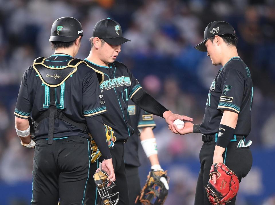 ４回途中で降板を命じられマウンドで清宮幸（右）にボールを渡す先発・加藤貴（撮影・開出牧）