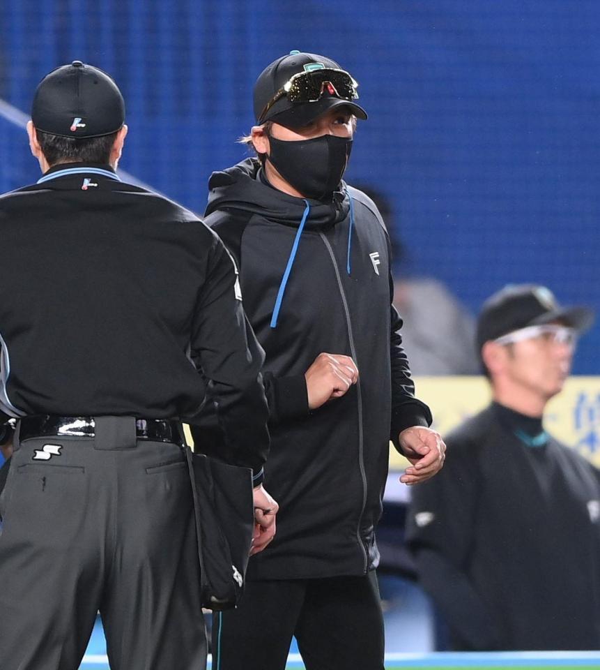 ４回、投手交代を告げた新庄監督（撮影・開出牧）