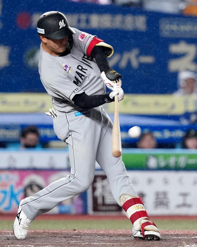 ３回、西川が右中間に同点３ランを放つ