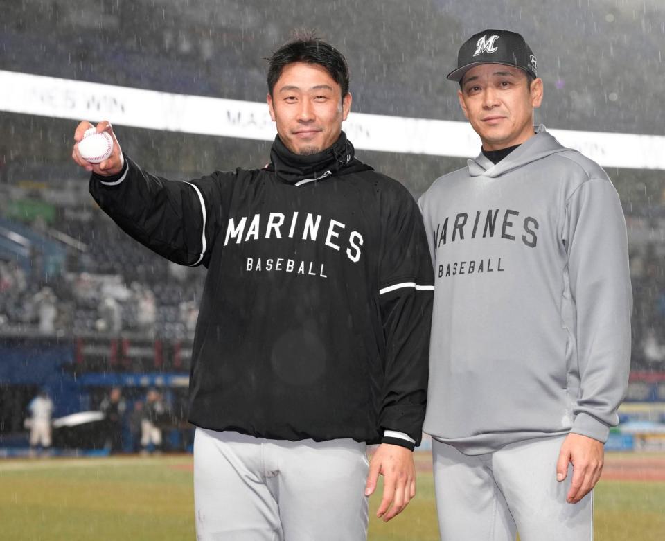 プロ初勝利を挙げ記念球を手にする八木。右はサブロー監督