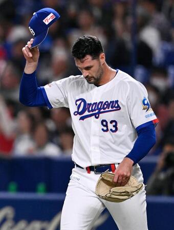 ２回、自身の一塁悪送球で広島に先制を許し、悔しがるマラー