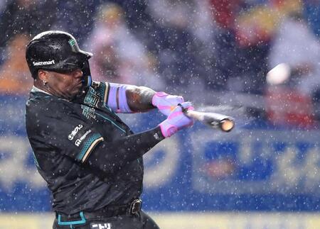 　７回、３号ソロを放つレイエス（撮影・開出牧）