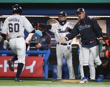 ２回、丸山の左前打で生還した武岡（左）を迎える池山監督（中央）＝撮影・佐藤厚