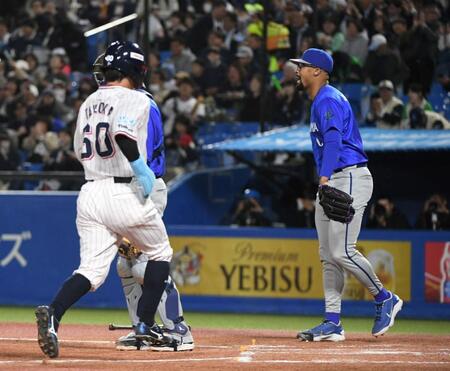 ２回、デュプランティエ（右）は丸山に左前打を打たれ、先制を許す（撮影・佐藤厚）