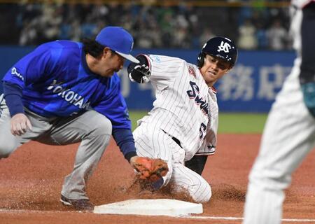 ３回、岩田（右）は三塁盗塁に成功（撮影・佐藤厚）