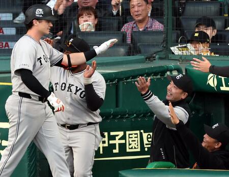 １回、先制３ランを放ったダルベックを迎える阿部監督（右）＝撮影・山口登