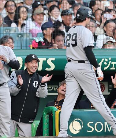 １回、先制３ランを放ったダルベック（右）を笑顔で迎える阿部監督（撮影・西田忠信）