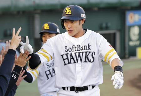 　１回、先制３ランを放ちナインとタッチするソフトバンク・柳田＝北九州