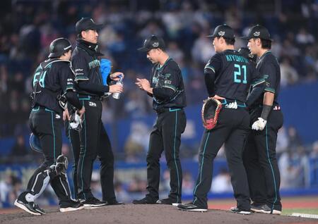 ７回、小川に右前適時打を打たれた島本（中央）＝撮影・開出牧