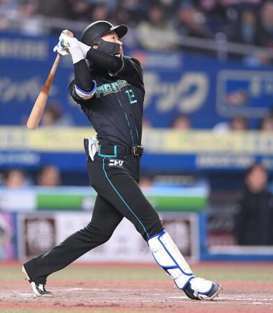 ４回、同点の右越えソロを放つ矢沢（撮影・開出牧）