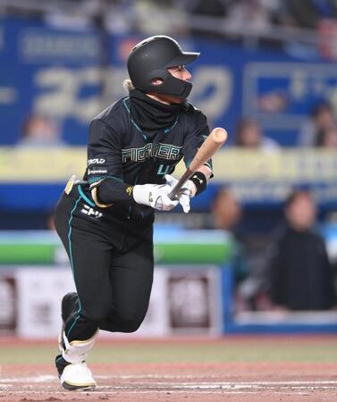 ３回、先制の中犠飛を放つ水野（撮影・開出牧）