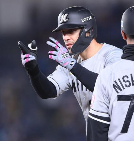 ５回、中前打を放ちポーズを決めるソト（撮影・開出牧）