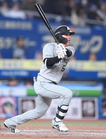 ７回、右前適時打を放つ小川（撮影・開出牧）