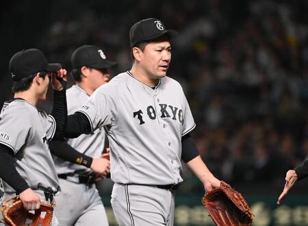 ５回、森下を空振り三振に仕留め、ベンチに戻る田中将