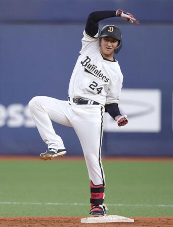 ８回、中越えに適時二塁打を放ち、ポーズをとる紅林（撮影・坂部計介）