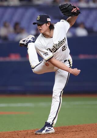 ８回、オリックス３番手で登板した山崎（撮影・坂部計介）