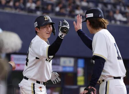 ４回、生還した紅林は寺西とタッチ（撮影・坂部計介）