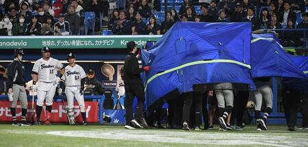 ブルーシートに覆われ搬送される川上球審（撮影・佐藤厚）