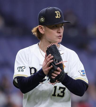 ５回を投げ終え、グラブをたたきベンチに戻る寺西（撮影・坂部計介）