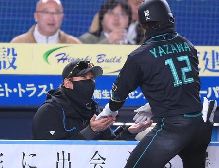 ４回、同点の右越えソロを放った矢沢（１２）とタッチを交わす新庄監督（撮影・開出牧）