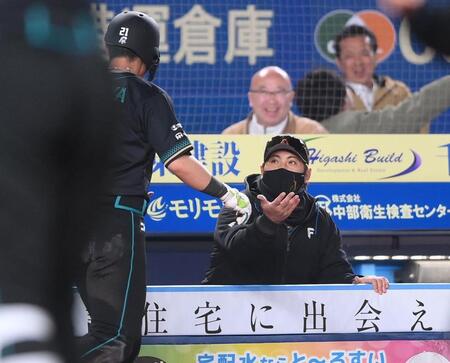 ３回、生還した清宮幸（左）とタッチを交わす新庄監督（撮影・開出牧）