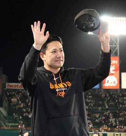 ２勝目を挙げ、声援に応える田中将（撮影・田中太一）