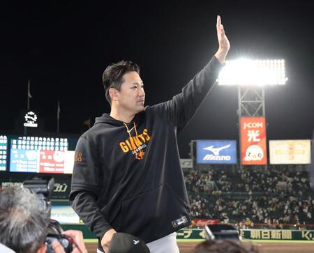 ２勝目を挙げ、声援に応える田中将（撮影・田中太一）