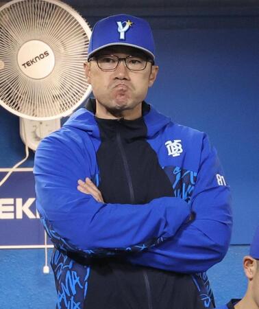 ３回、試合を見つめる相川監督