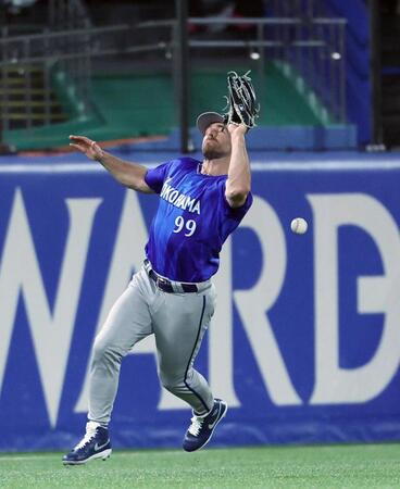 ３回、岩田の左飛を落球するヒュンメル