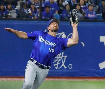 ３回、岩田の飛球を落とす左翼手ヒュンメル。適時失策となる