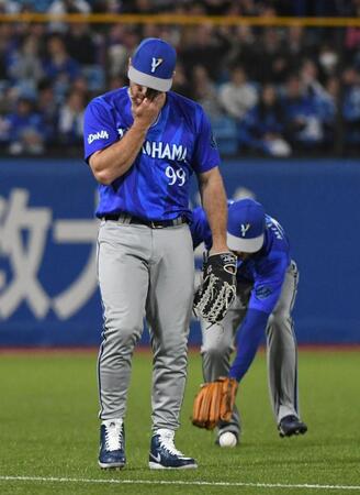 ３回、ヒュンメル（左）が落球、２点目が入る（撮影・佐藤厚）