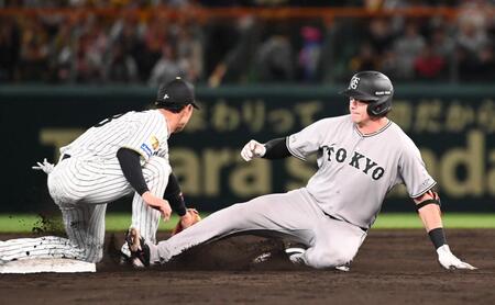 ５回、ダルベックが右中間二塁打を放つ