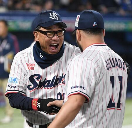 満面の笑顔でキハダ（右）を迎える池山監督（撮影・佐藤厚）