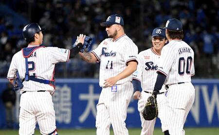 ７セーブ目を挙げ、古賀（左）とタッチするキハダ（中央）＝撮影・佐藤厚