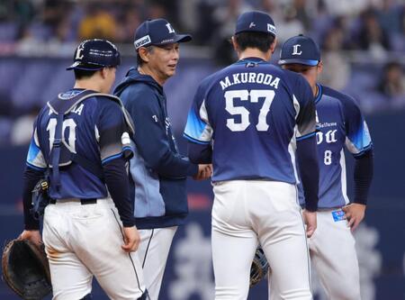 ７回、三塁のピンチで黒田に降板を告げる西口監督（左から２人目）＝撮影・坂部計介