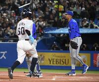 ２回、デュプランティエ（右）は丸山に左前打を打たれ、先制を許す（撮影・佐藤厚）