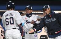 ２回、丸山の左前打で生還した武岡（左）を迎える池山監督（中央）＝撮影・佐藤厚