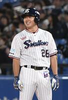 ２回、松本健は左前打を放ち、笑顔を見せる（撮影・佐藤厚）